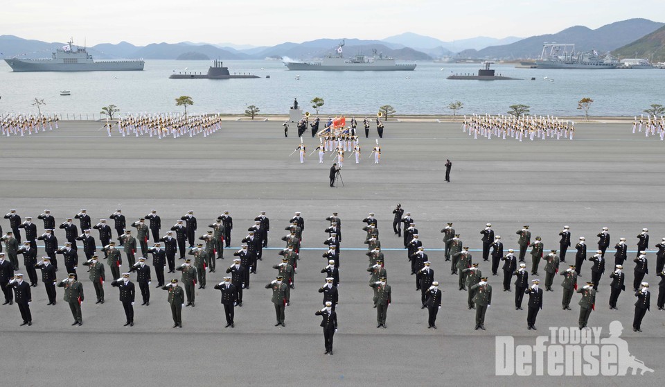 해군은 11월 27일 오후 2시 해군사관학교 연병장에서 제129기 해군ㆍ해병대 학사사관 임관식을 거행했다. 제129기 사관후보생 수료 및 임관식에서 신임장교들이 힘차게 경례하고 있다. (사진: 해군)