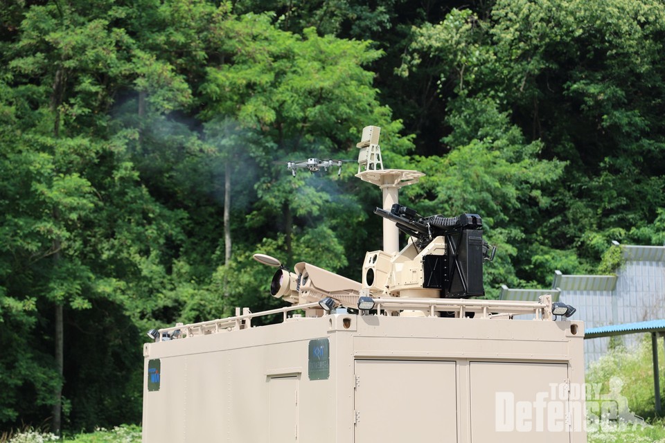 현대위아가 충청북도 소재 사격훈련장에서 진행한 ‘대 드론 체계(ADS)’ 하드 킬 사격시험을 펼치고 있다.(사진:현대위아)