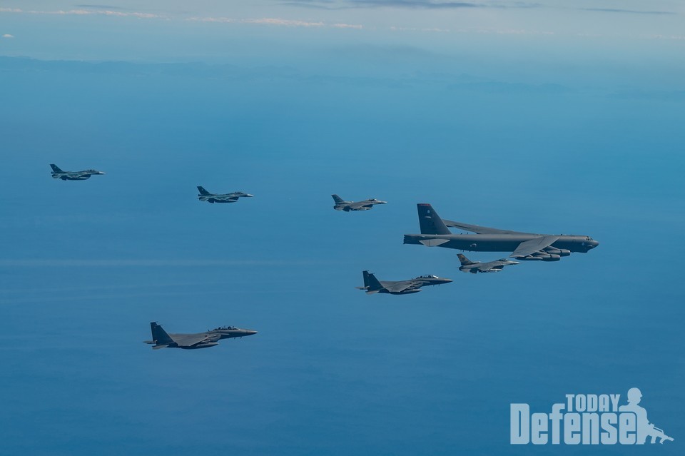 한미일 공중훈련이 10월 22일(일) 오후, 한반도 남쪽 한일 ADIZ(방공식별구역) 중첩구역에서 실시됐다. 먼곳으로부터 日 F-2 2대, 美 F-16, 美 B-52H, 美 F-16, 韓 F-15K 2대.(사진:U.S.Air Force)