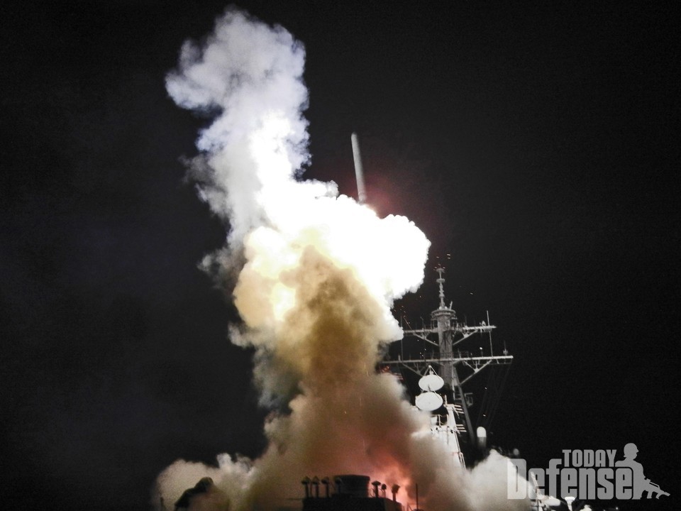 2011년 3월 19일 알레이 버크급 이지스 구축함 USS 배리가 오디세이 새벽 작전을 지원하기 위해 토마호크 미사일을 발사하고 있다.(사진:U.S.NAVY)