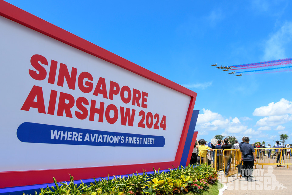 대한민국 공군의 특수비행팀 블랙이글스가 2월 20일부터 25일까지 열리는 '싱가포르 에어쇼 2024' 첫날 가장 마지막 에어쇼팀으로 이륙해 빅애로우 기동을 선보이며 행사장 상공으로 진입하고 있다. (사진:공군)