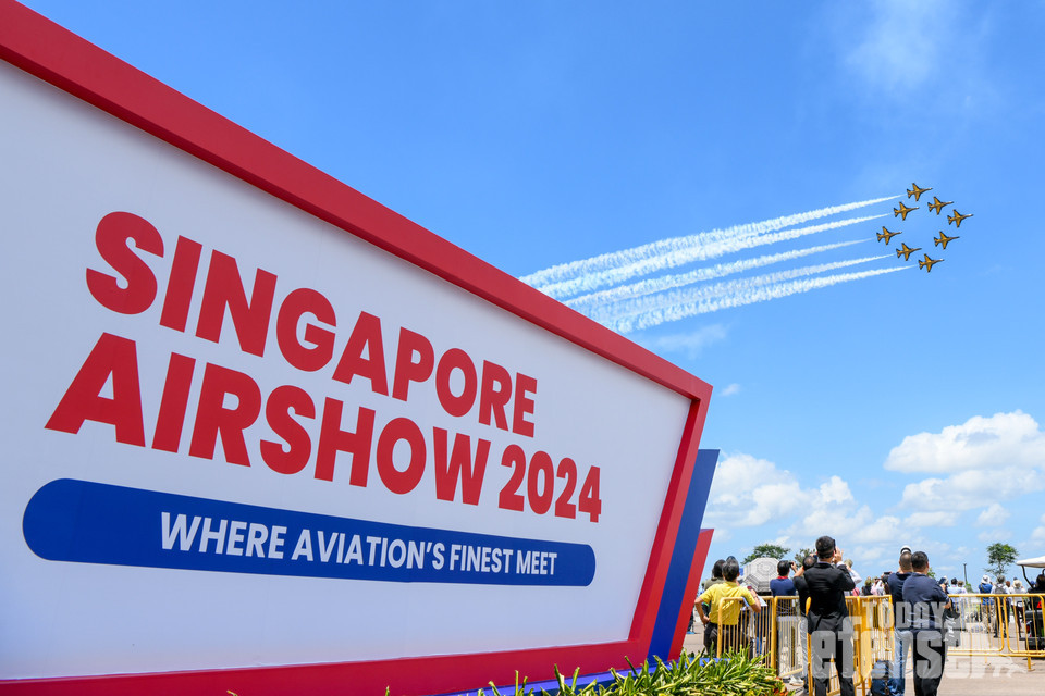 대한민국 공군의 특수비행팀 블랙이글스가 2월 20일부터 25일까지 열리는 '싱가포르 에어쇼 2024' 첫날 가장 마지막 에어쇼팀으로 이륙해 다이아몬드 기동을 선보이고 있다.(사진:공군)