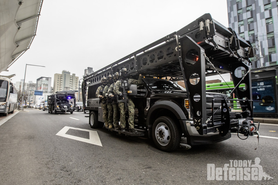 특전사 백호부대 장병들이 작전차량을 이용하여 고척스카이돔으로 기동하고 있다.(사진:육군)