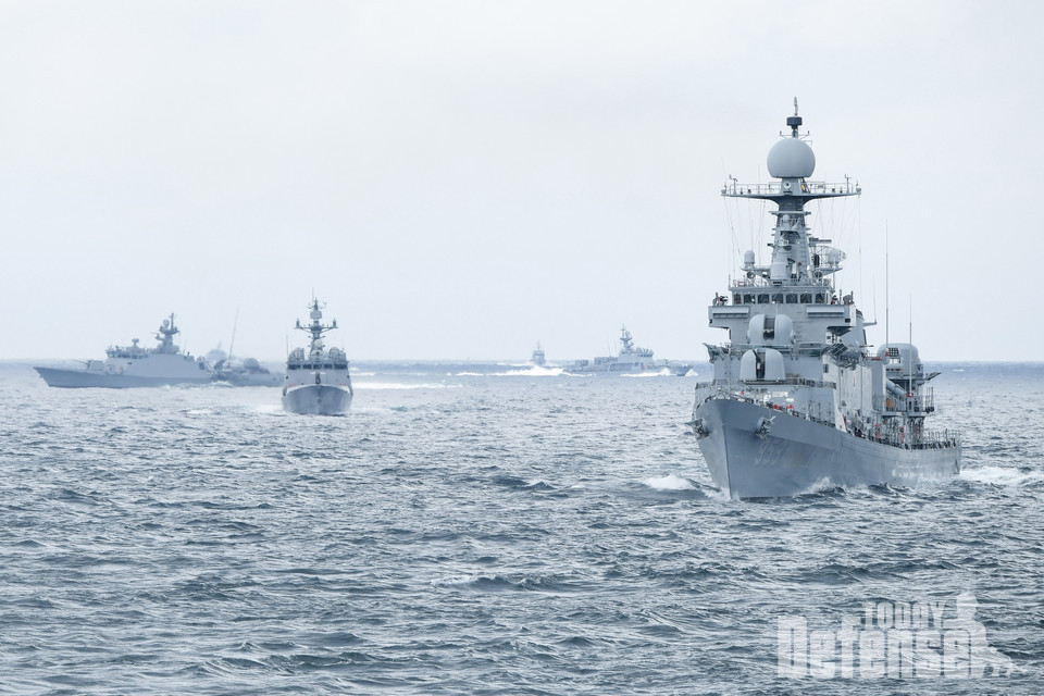 3월 25일 동해상에서 1함대 함정들이 기동훈련을 하고 있다. (사진:해군)