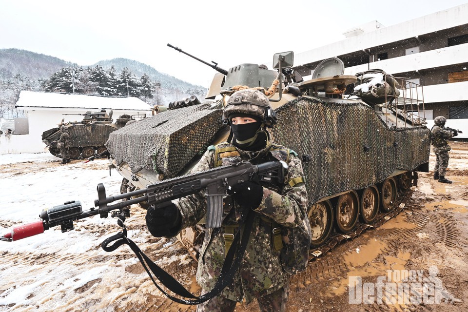 해룡여단전투단 장병이 K200장갑차와 함께 도시지역 훈련장으로 진입하고 있다.(사진:육군)