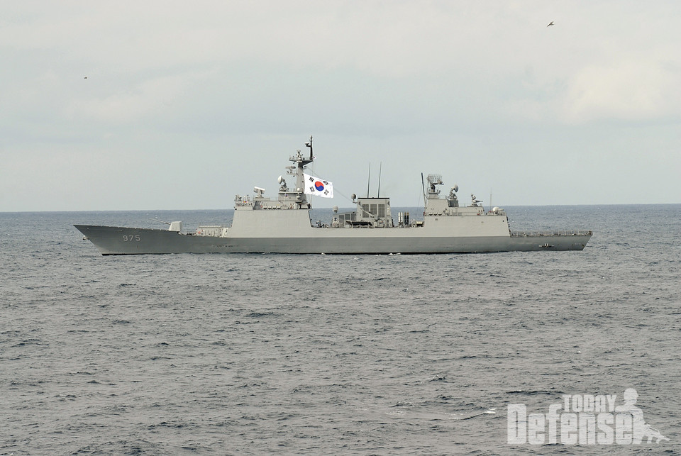 미해군 구축함들과 연합훈련중인 충무공 이순신 구축함(사진:U.S.NAVY)