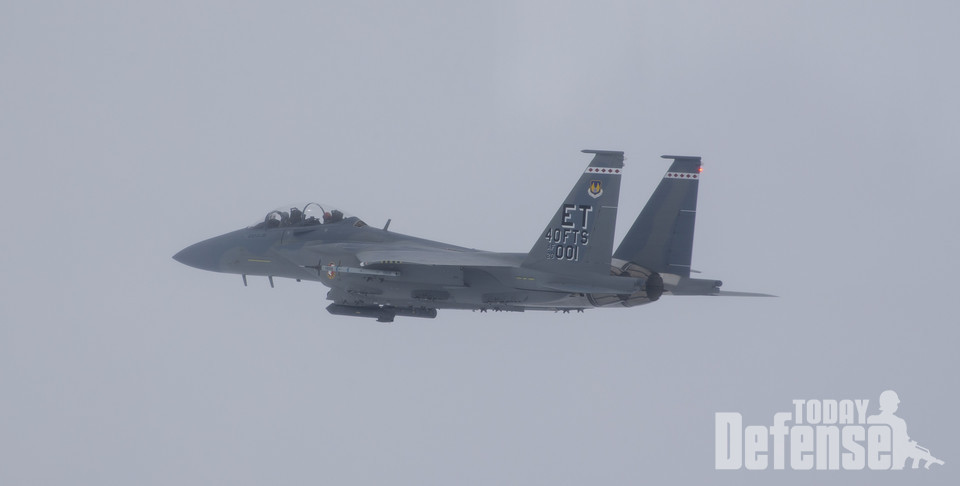 에글린 공군기지에서 제 40시험비행대대 소속의 F-15EX가 AIM-120D를 시험발사를 위해 탖재하고 이륙하고 있다.(사진:U.S.Air Force)