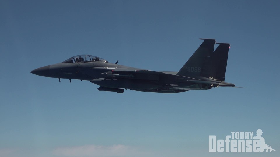 공군 F-15K 전투기가 공중 표적을 향해 AIM-9X 공대공 미사일 발사준비를 하고 있다.(사진:공군)