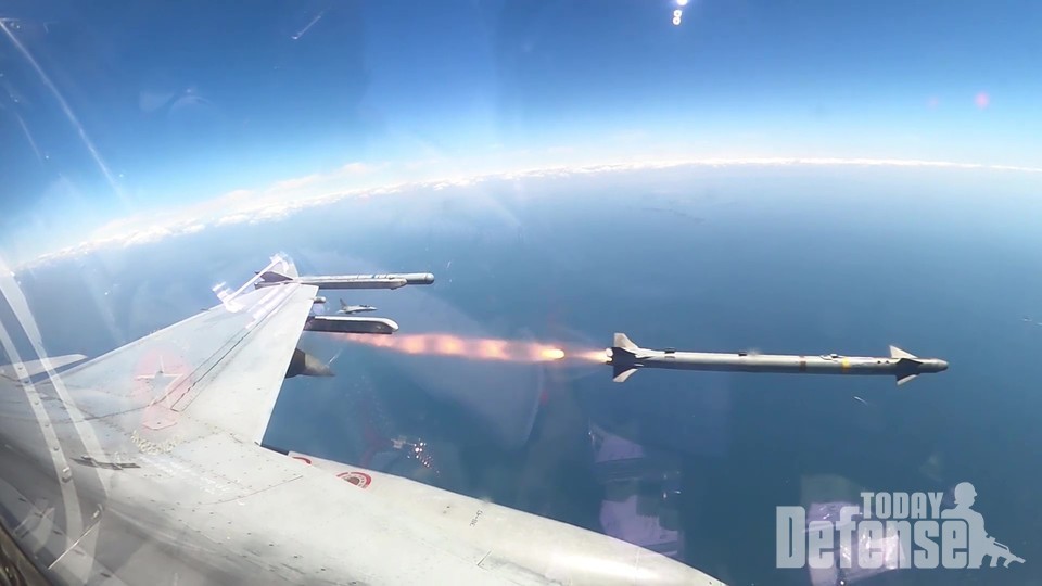 공군 KF-16U 전투기가 공중 표적을 향해 AIM-9X 공대공 미사일을 발사하고 있다.(사진:공군)