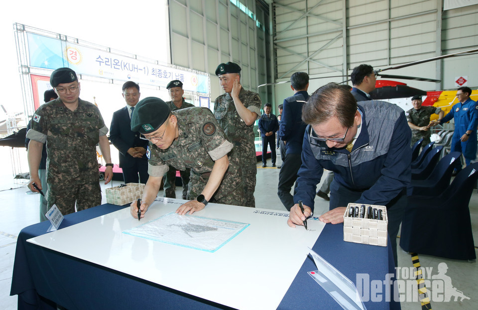 강구영 사장(오른쪽)과 육군 항공사령부 부사령관 박중동 준장(왼쪽) 기념 서명을 하고 있다. (사진:KAI)