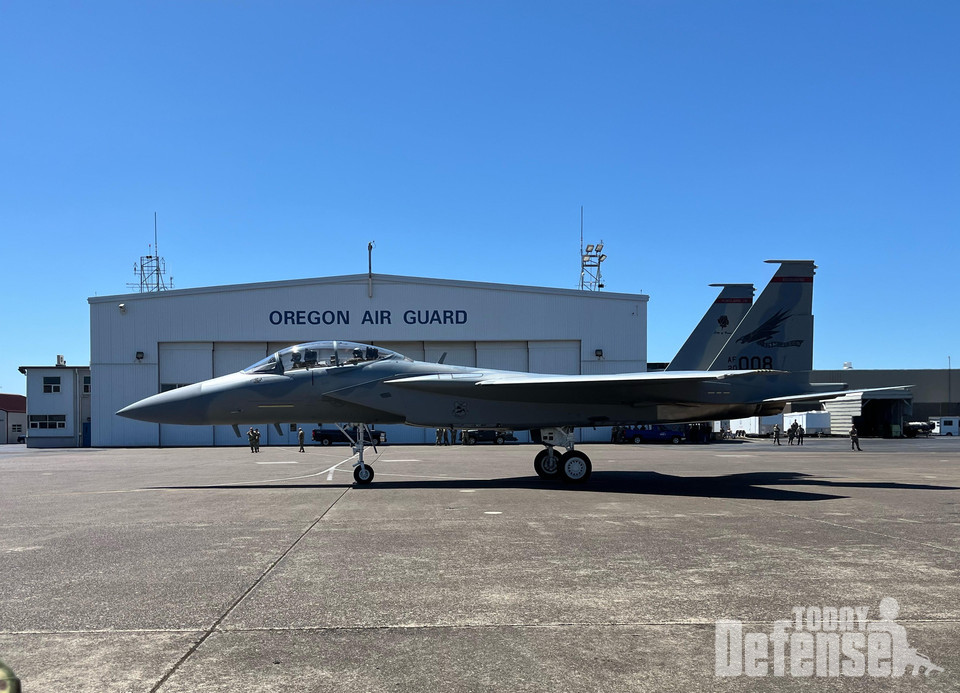 오리건 기지 전투기행거를 배경으로 주기되어 있는 F-15EX 전투기(사진:142ndWing)