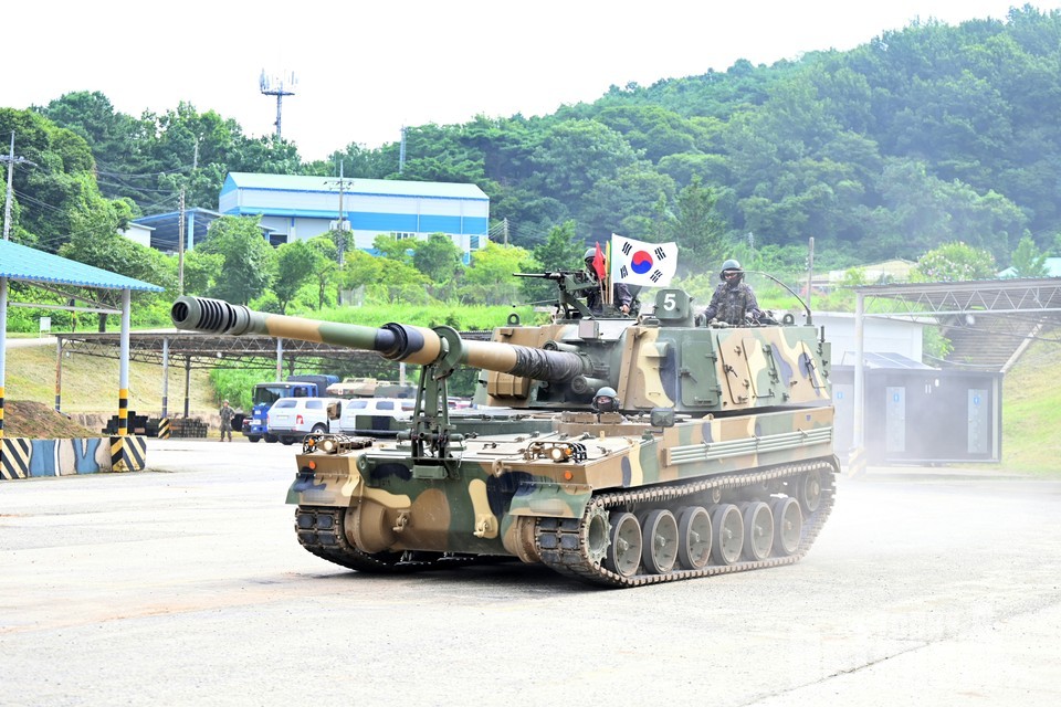 포병학교 장병들이 '육군 국제과정'에 참가한 교육생들에게 K9자주포 운용시범을 보이고 있다. (사진:육군)