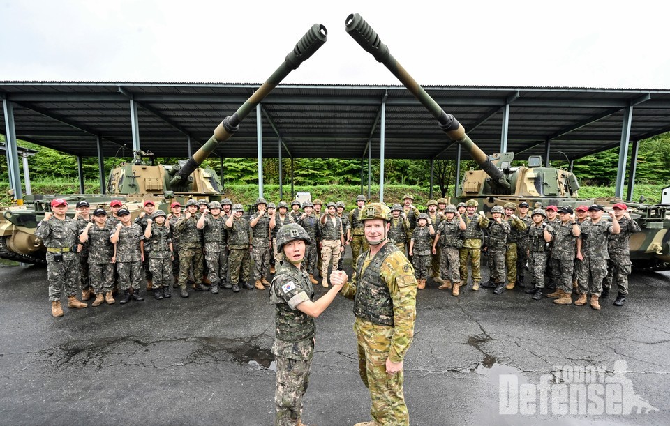 K9자주포 운용 교육에 참가한 교관 및 조교, 교육생들이 기념사진을 촬영하고 있다.(사진:육군)