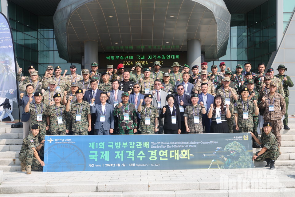 종근 특수전사령관(왼쪽 여섯번째)과 김경희 이천시장(왼쪽 일곱번째), 역대 특수전사령관 등 주요참석자들이 개회식에서 기념사진을 촬영하고 있다.(사진:육군)