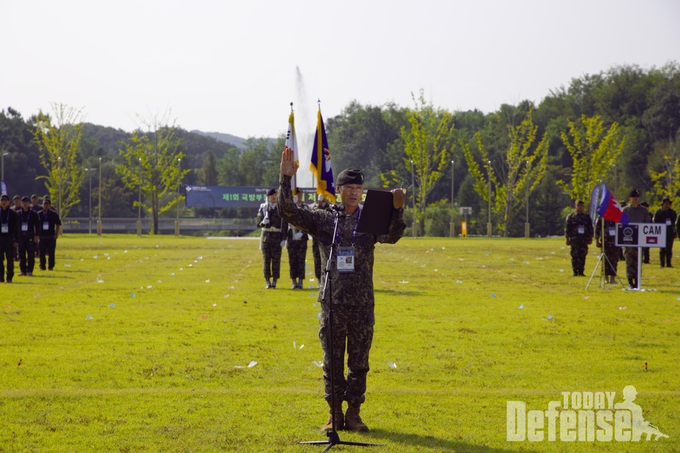 '제1회 국제 저격수 경연대회' 개회식에서 2작전사령부 황하송 상사가 각국 참가 장병들을 대표해 공정히 경기에 임할 것을 선서하고 있다. (사진:육군)