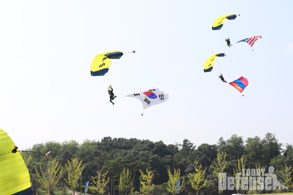 제1회 국제 저격수 경연대회' 개회식 식후행사로 특전대원들이 참가국의 국기를 펼친채 고공강하를 선보이고 있다. (사진:육군)