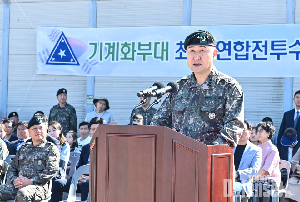 출정식을 주관한 박안수 육군참모총장이 훈시를 통해 장병들을 격려하고 있다. (사진:육군)