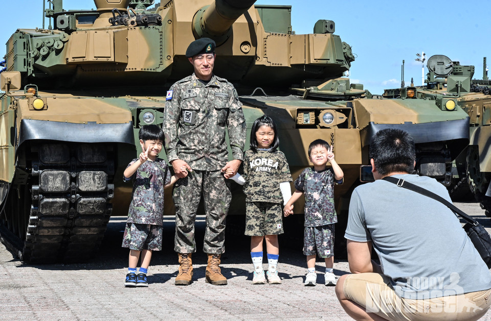 카타르 연합훈련 TF 소속 이갈식 준위와 가족들이 기념사진을 촬영하고 있다.(사진:육군)