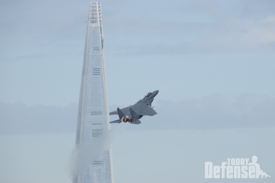 F-15K 전투기 2대가 국군의 날을 축하하며, 이륙하고 있다.예행연습에는 있었으나, 우천으로 취소됐다.(사진:디펜스투데이)