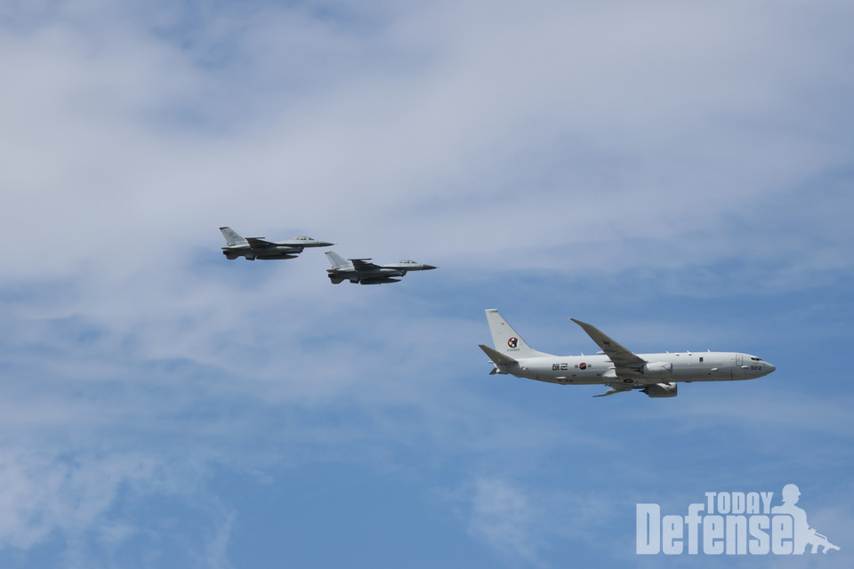 FA-50 전투기 2대가 P-8A 포세이돈 대잠초계기를 호위해서 분열하고 있다.(사진:디펜스투데이)