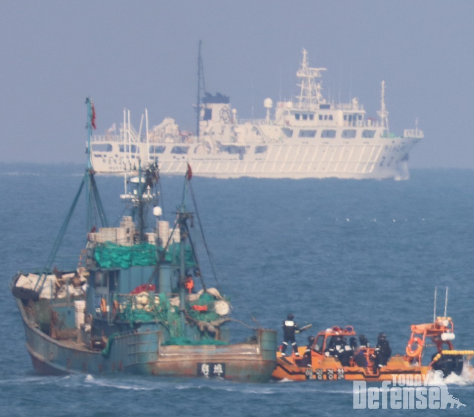 서해해경청-서해어업단이 불법조업 외국어선 합동순찰 및 모의훈련 실시을 실시하고 있다.(사진:서해해경청)