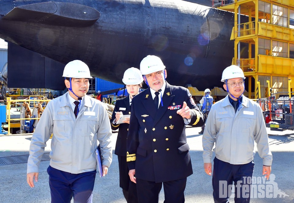 폴란드 해군사관학교 토마스 슈브릭 교장과 우리나라 해군사관학교 이수열 교장이 24일(목) HD현대중공업 울산 본사를 방문해 폴란드에 제안한 잠수함과 생산 설비 등을 직접 확인했다.폴란드 해군사관학교 토마스 슈브릭 교장(오른쪽 두 번째) (사진:HD현대중공업)