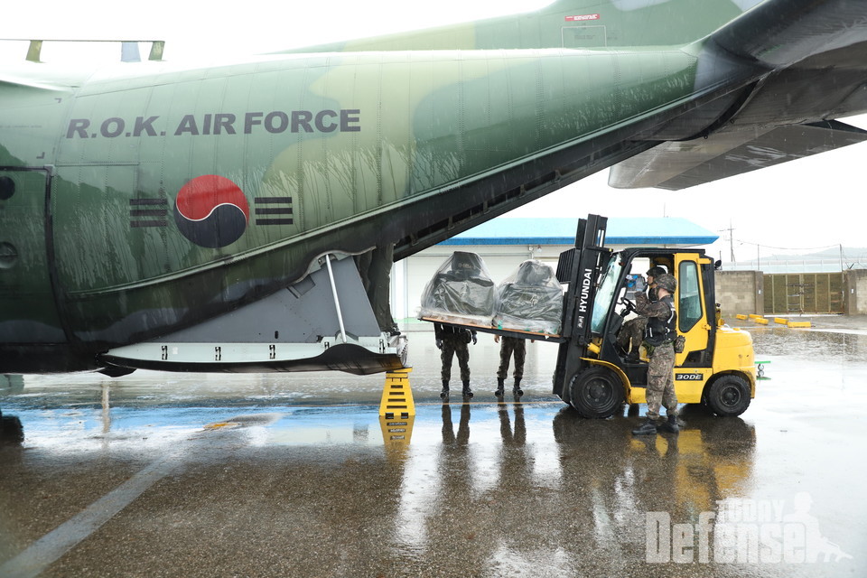 '24년 호국훈련 일환 연합·합동 공중재보급 훈련 중, 고정익 항공기 공중투하 훈련을 위해 C-130H 항공기에 공군 제60수송전대 요원들이 화물을 적재하고 있다.(사진:합동참모본부)