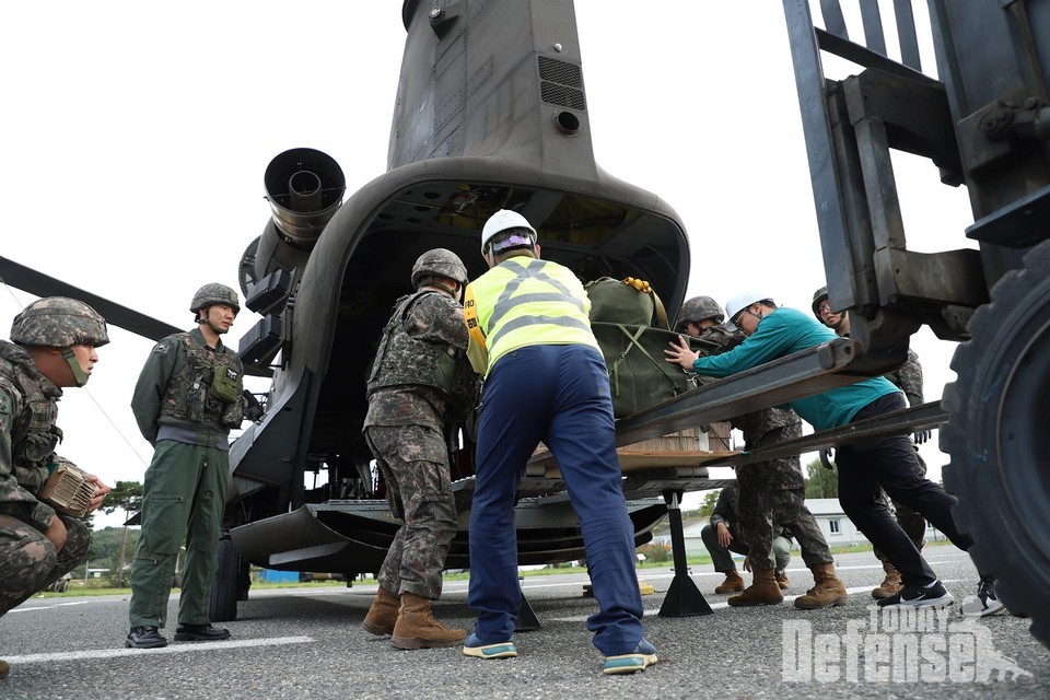 '24년 호국훈련 일환 연합·합동 공중재보급 훈련 중, 회전익 항공기 공중투하 훈련을 위해 CH-47 항공기에 육군 제3군수지원여단 요원들이 화물을 적재하고 있다.(사진:합동참모본부)