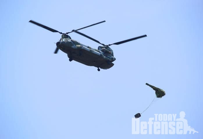 '24년 호국훈련 일환 연합·합동 공중재보급 훈련 중, CH-47 대형기동헬기가 공중에서 화물을 투하하고 있다.(사진:합동참모본부)