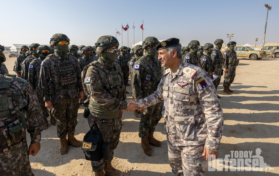 본격적인 훈련에 앞서 카타르 지상군 사령관과 장군단이 훈련장을 방문해 훈련계획에 대한 설명을 듣고 장병들을 격려하고 있다.(사진:육군)