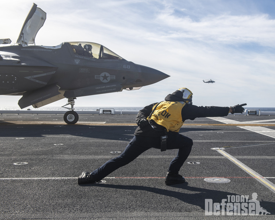 미해군 TF요원이 F-35B 이륙을 지시하고 있다.일본 해상자위대도 미해군과 미해병에게 운용 및 신호방법을 교육받아서 운용할 것이다.(사진:U.S.Marine)