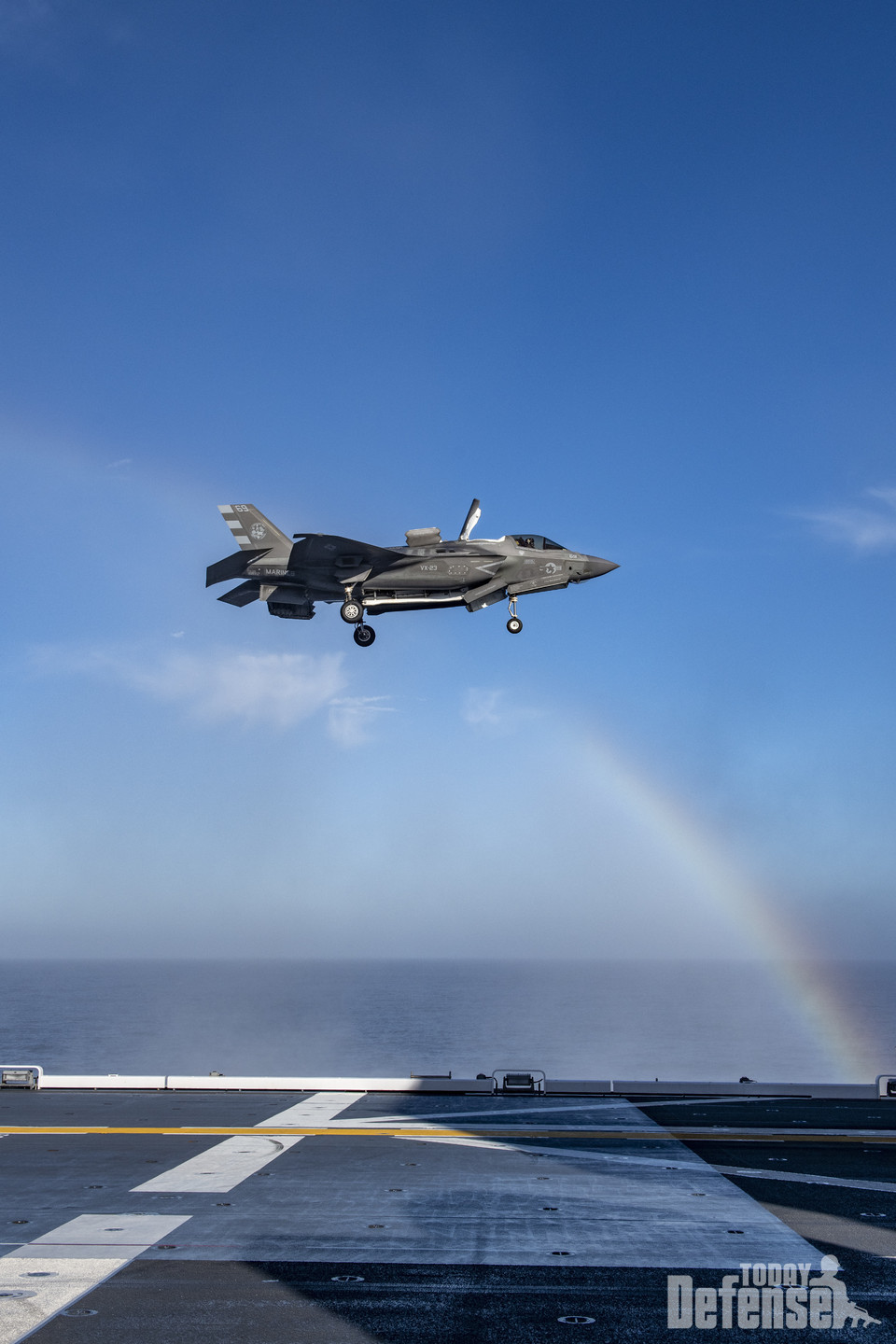 출격 후 다시 카가 함상 상공에서 호버링 중인 F-35B(사진:U.S.Marine)