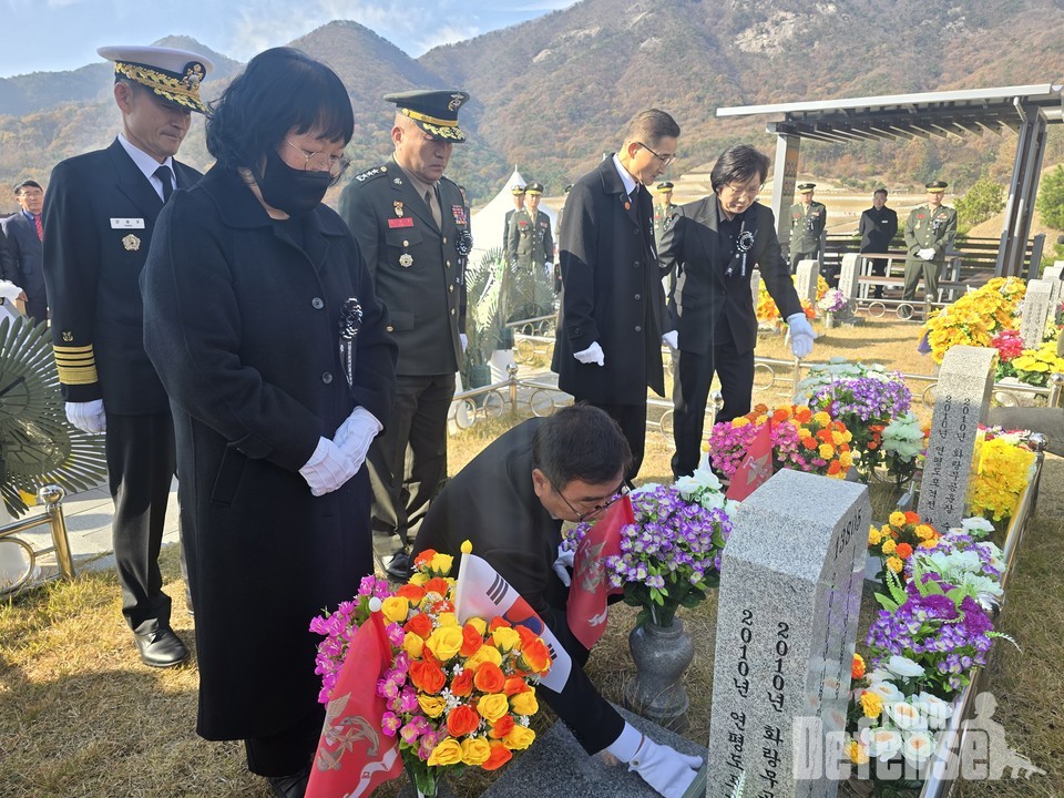 고 서정우하사와 고 문광욱 일병의 가족이 연평도포격전 전사자 묘비앞에서 참배하고있다. (사진:해병대사령부)