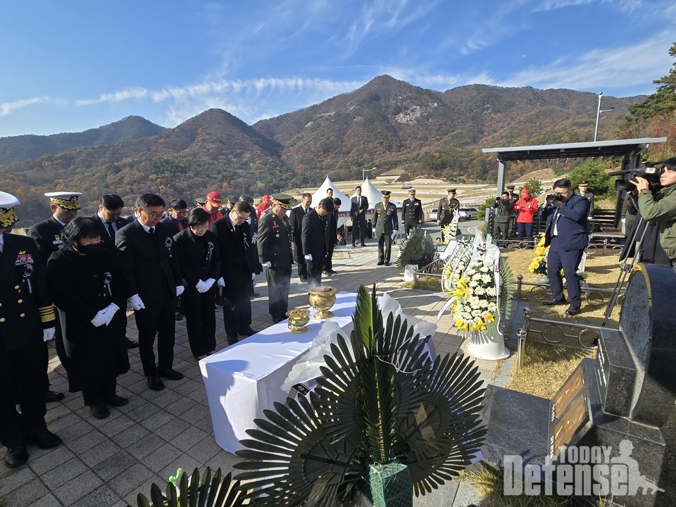 김계환 해병대사령관을 비롯한 주요 직위자들이 연평도 포격전 전사자 묘역을 찾아 묵념을 하고있다. (사진:해병대사령부)