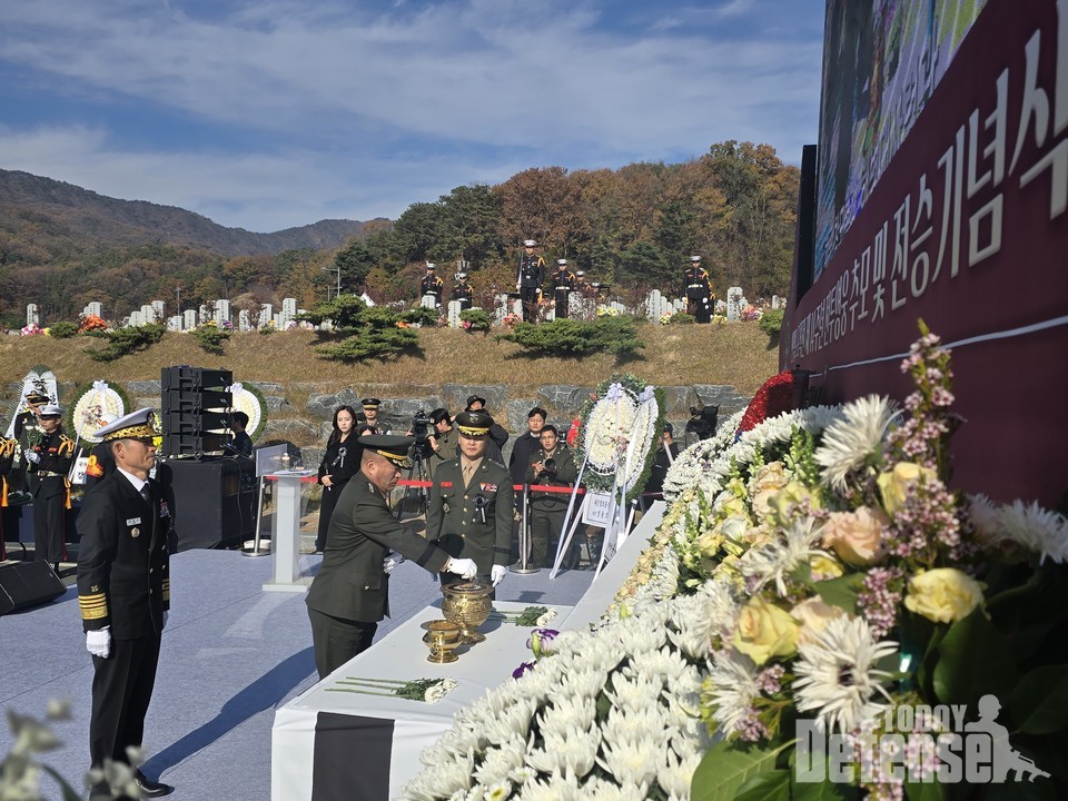 김계환 해병대사령관을 비롯한 주요 직위자들이 연평도 포격전 기념식에서 헌화 및 분향을 하고있다. (사진:해병대사령부)