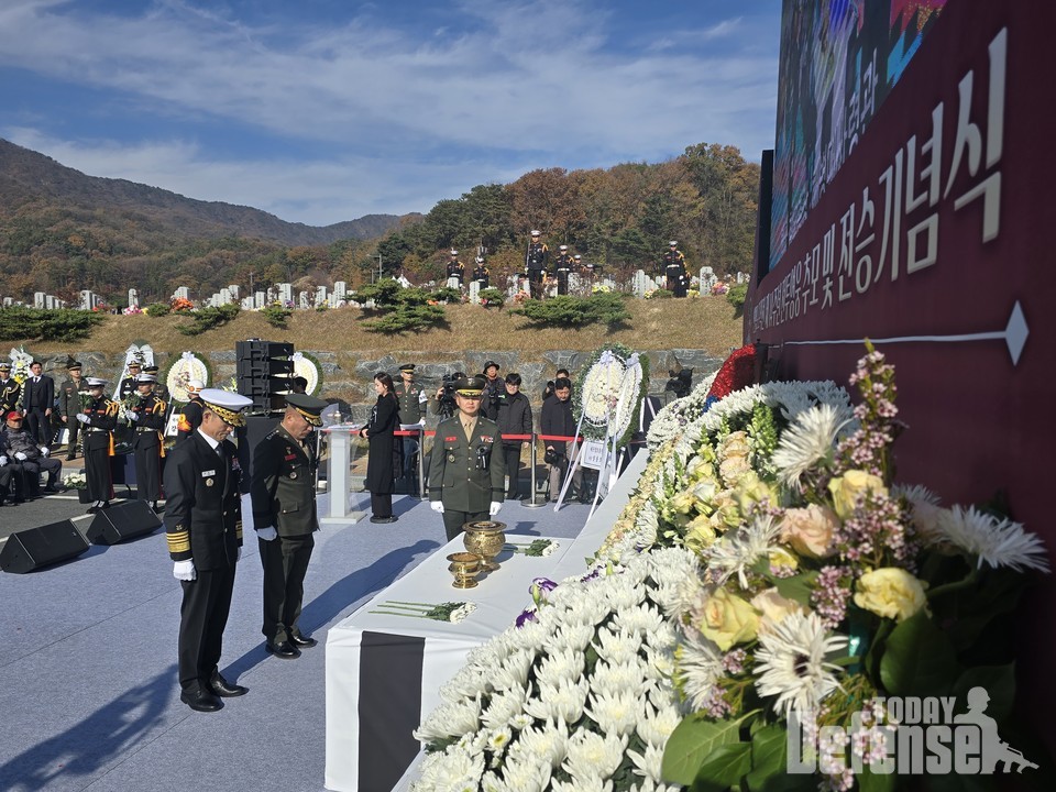 김계환 해병대사령관을 비롯한 주요 직위자들이 연평도 포격전 기념식에서 묵념을 하고있다. (사진:해병대사령부)