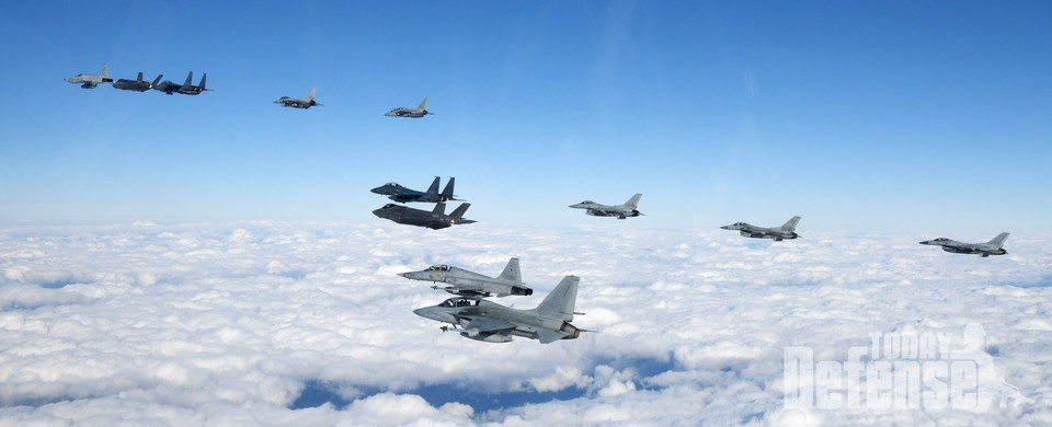 11월 26일(화) 오후, F-35A, F-15K, F-16, FA-50, F-5 전투기 등이 참가한 가운데 서해상에서 항공차단 훈련을 실시하고 있다.(사진:공군)