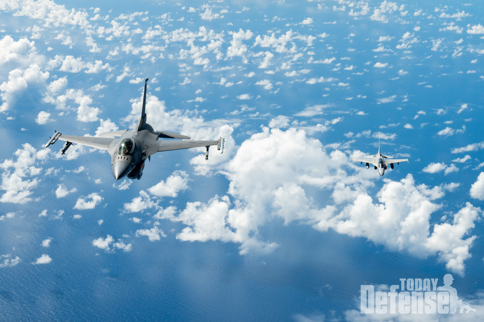 미공군 F-16 파이팅 팰컨과 필리핀 공군 FA-50PH가 2024년 11월 26일 필리핀 해 상공에서 편대를 이루어 비행하고 있다. (사진:U.S.Air Force)