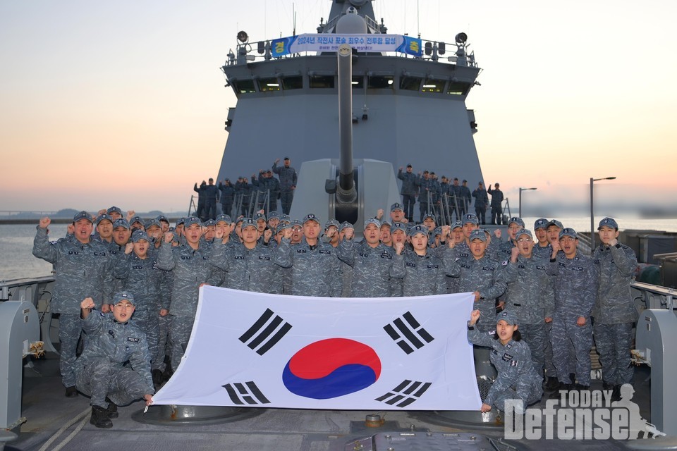 12월 18일 천안함 승조원들이 '해군 포술 최우수 전투함' 선발을 기념하며 천안함 함수에서 기념사진을 촬영하고 있다.(사진:해군)