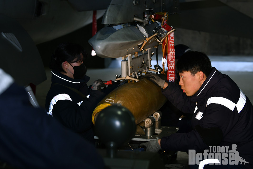 공군 제8전투비행단 정비사들이 FA-50 전투기에 MK-82 폭탄을 장착하는 하고 있다.(사진:공군)