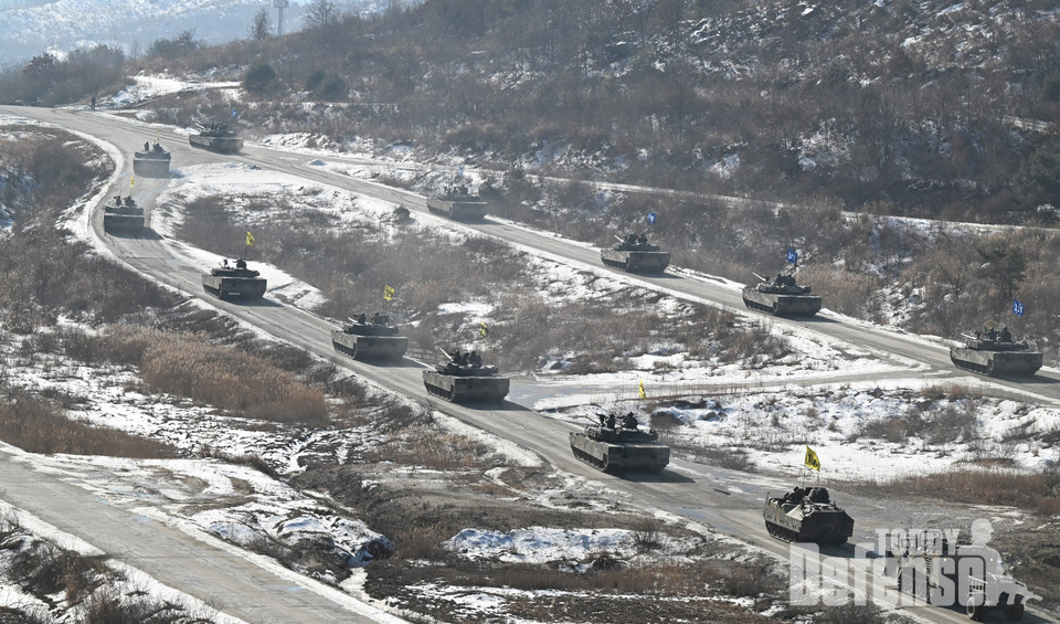 공세행동 임무를 부여받은 17사단 장병들이 제병협동 전력을 통합하여 적 부대 격멸에 나서고 있다.(사진:육군)