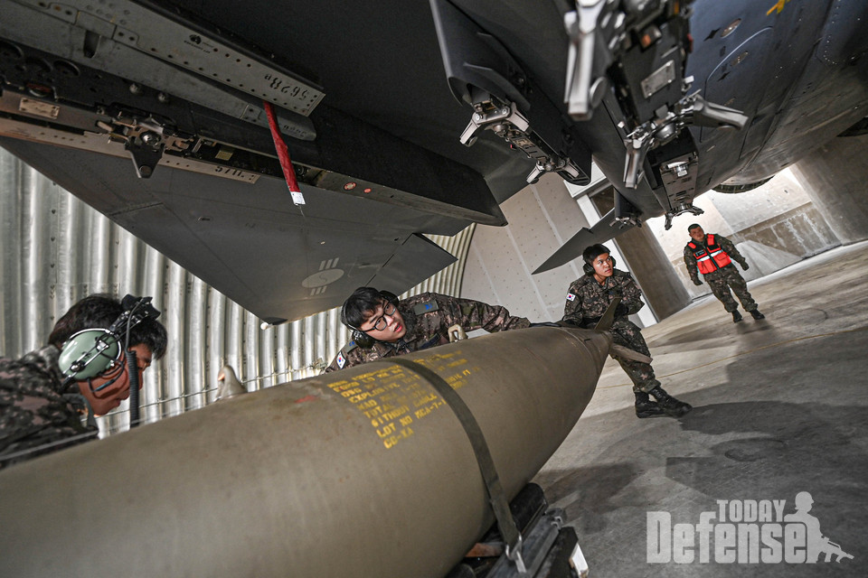 공군 제11전투비행단 정비사들이 F-15K 전투기에 MK-84 폭탄을 장착하고 있다.(사진:공군)