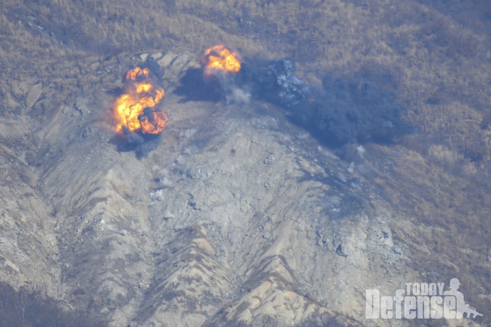 FA-50 전투기가 투하한 MK-82 폭탄이 표적에 명중하고 있다.(사진:공군)