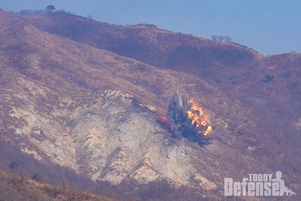 F-15K 전투기가 투하한 MK-84 폭탄이 표적에 명중하고 있다.(사진:공군)